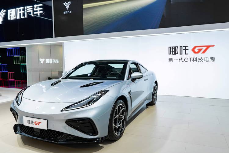 广州180哪吒汽车在智能汽车领域的表现，领途汽车在新能源汽车市场中的影响力